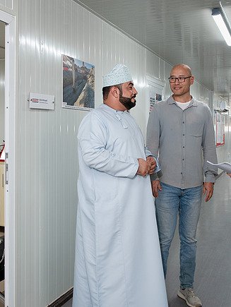 Leticia, technische Controllerin, bei ihrem Einsatz im Oman für STRABAG