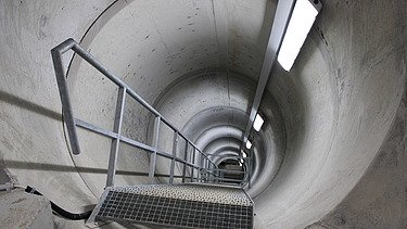Sicht durch den Schacht mit Treppe