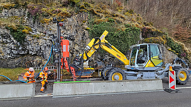 Schweres Gerät und Mitarbeitern, aufgenommen von den Seeuferseite her