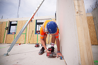 Foto von Holzbauarbeiten mit Bauarbeiter:innen