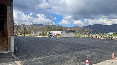 Panoramablick mit gesamten Vorplatz nach Asphaltierung