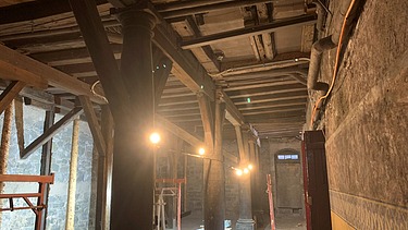 Foto von ersten Bauarbeiten im Unterschoss. Alte lehre Betonwände