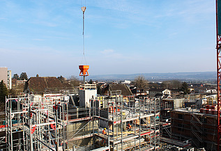 Foto von Rohbau der Wohnüberbauung mit Baustellengerüst