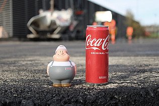 Foto von STRABAG Figur und Coca Cola Dose