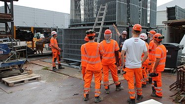 Instruktion auf dem Werkareal: Korrekter Einsatz von Bockleitern
