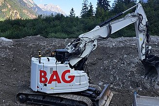 Schweres Gerät von STRABAG in Silenen nach vollem Geschiebesammler