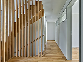 Foto von Holzboden und Holztreppe 
