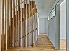 Foto von Holzboden und Holztreppe 