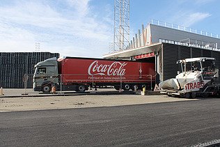 Foto vom Coco Cola Lastwagen und STRABAG Fertiger