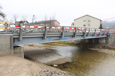 Einbaugebaute Hilfsbrücke mit STRABAG Absperrlatten
