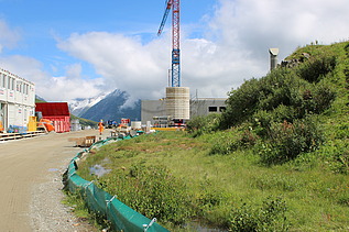 Technikzentrum recht und links die Container