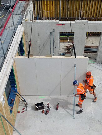 Einsetzen der Holzwand