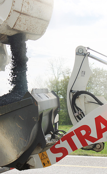 Foto vom Abfüllen des Asphalts für Panoramastrasse mit STRABAG Bagger