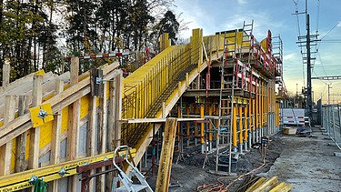 Aufnahme der Baustelle eines Treppenaufganges mit den gut sichtbaren Schalungselementen