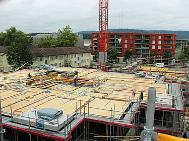 Ansicht Holzdecke mit Mikrokerven und den verlegten Rohren