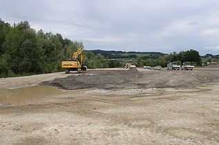 Bagger auf dem Geländer der zukünftigen Bodenwaschanlage