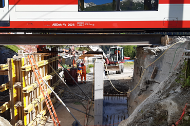 Bauarbeiten an Gleisen - Ingenieurbau und Tiefbau STRABAG AG Foto von Arbeiten an Gleisen unter einer Brücke