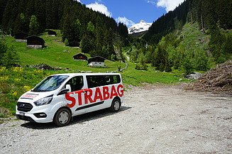 STRABAG in Disentis STRABAG-Auto vor einer Bergkulisse in Disentis