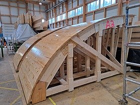 Zwei Schalungselemente in der Produktionshalle