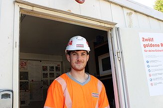 Mattis Westermeier steht in der Türe eines STRABAG-Baucontainers