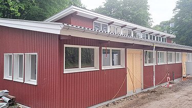 Zweites Gebäude vom GZ mit einer roten längslatten Fassade. 
