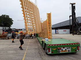Foto vom Transport der Wandschalungselemente auf einem Anhänger