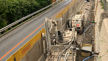Perspektive von oben entlöang der Baustelle, die Kantonsstrasse gut sichtbar