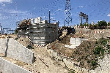 Schalungen in Muttenz - STRABAG Holzbau Foto von Schalungen und Stützenwänden an einem kleinen Abhang