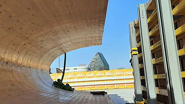 Ein perspektivisch elegant fotografiertes Schalungselement auf der Baustelle, im Hm Hintergrund der St. Jakob-Turm