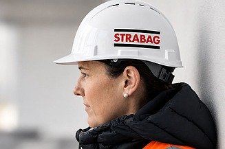 Melanie Broder in Nahaufnahme an Wand lehnend im Profil mit Helm und PSA