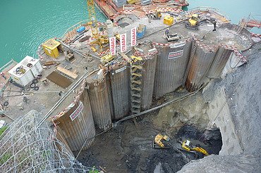 Einlaufbauwerk Stausee Solis in Alvaschein Bild von Einlaufbauwerk Stausee Solis