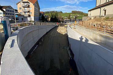 Elegant geschwungene Betonmauer in Herisau nach Fertigstellung