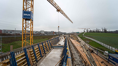 Ansicht der Baustelle mit Kran im Bild