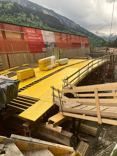 Foto von gelber Brückenschalung