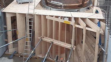 Foto vom Einbau der Turbinen-Schalung beim Kraftwerk in Schönenwerd
