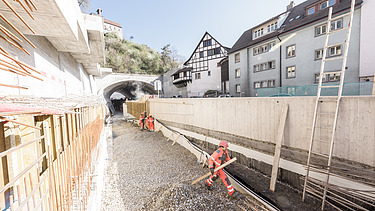 Perspektivisch in die Länge gezogene Ansicht der Baustelle