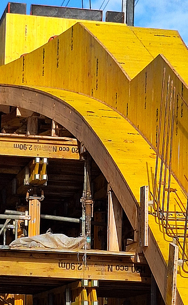 Aufnahme der Baustelle eines Treppenaufganges mit den gut sichtbaren Schalungselementen