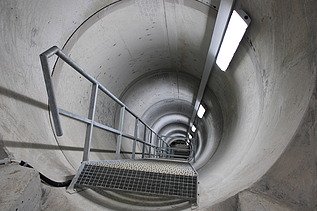 Sicht durch den Schacht mit Treppe