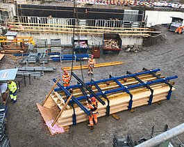 Aufrichten der Holzschalung mit Kran 