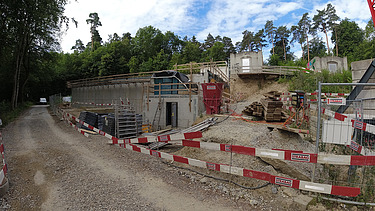Links im Bild die neu gebauten Wasserkammern, rechts im Bild der bestehende Bau