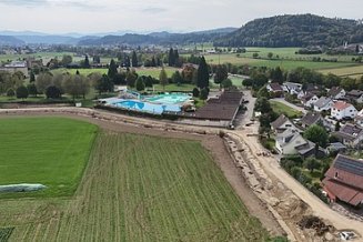 Drohnenaufnahme der Baustelle mit Sicht auf den Bachverlauf