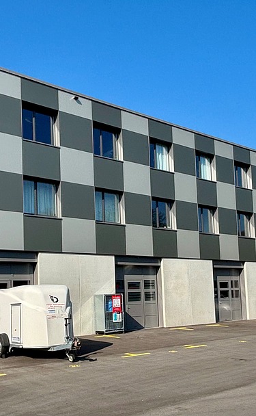 Foto vom Fritschi Gebäude mit Wolkenlosem Hintergrund