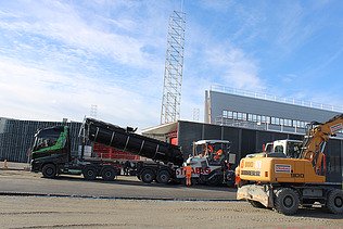 Foto von einladen Asphalt in Fertiger