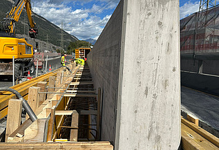 Nachaufnahme auf der Baustelle mit fertiger Mauer und Schalungselementen