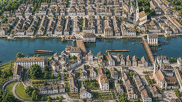 KI-generiertes Bild von Zürich, Bereich um die heutige Rathausbrücke