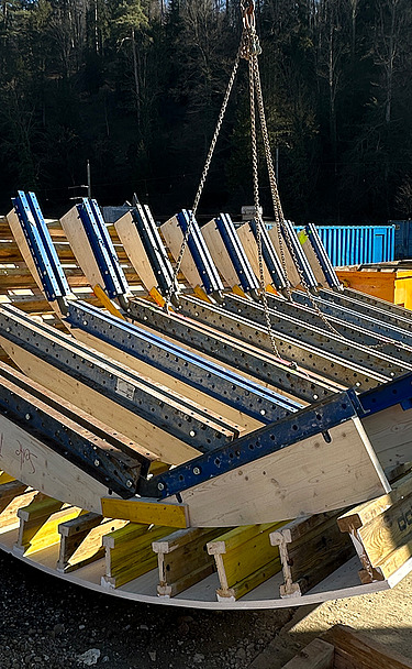 Aufnahme auf der Baustelle mit einem grossen Schalungselement