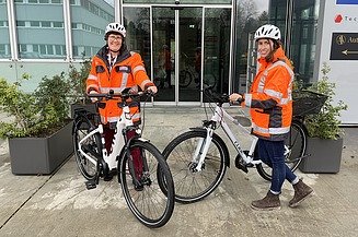 Mitarbeiterinnen unterwegs mit den neuen Pool-Velos und E-Bikes