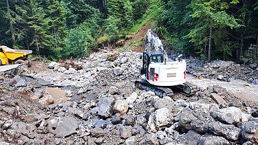 Bagger von STRABAG beim Abräumen von Geschiebe