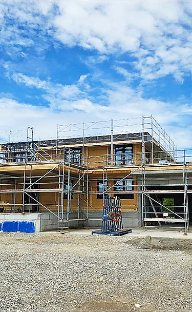 Bauarbeiten für Einfamilienhaus - STRABAG Hochbau Bild vom Rohbau eines Einfamilienhauses mit Baugerüst