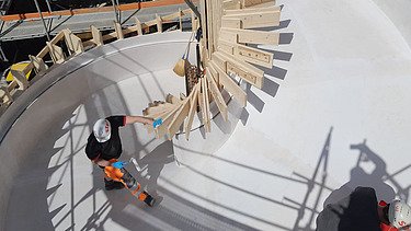 Einsatz eines Treppenschalung-Elementes auf der Baustelle